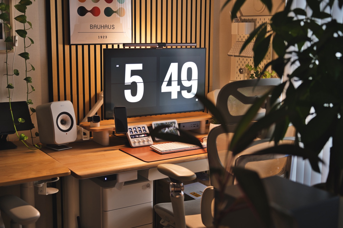 薄暗い部屋で光の当たるCOFO Desk Studio