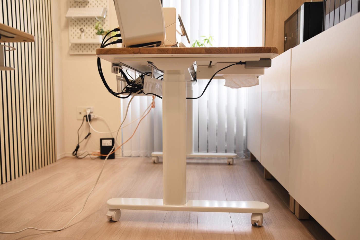 真横から見たCOFO Desk Studio
