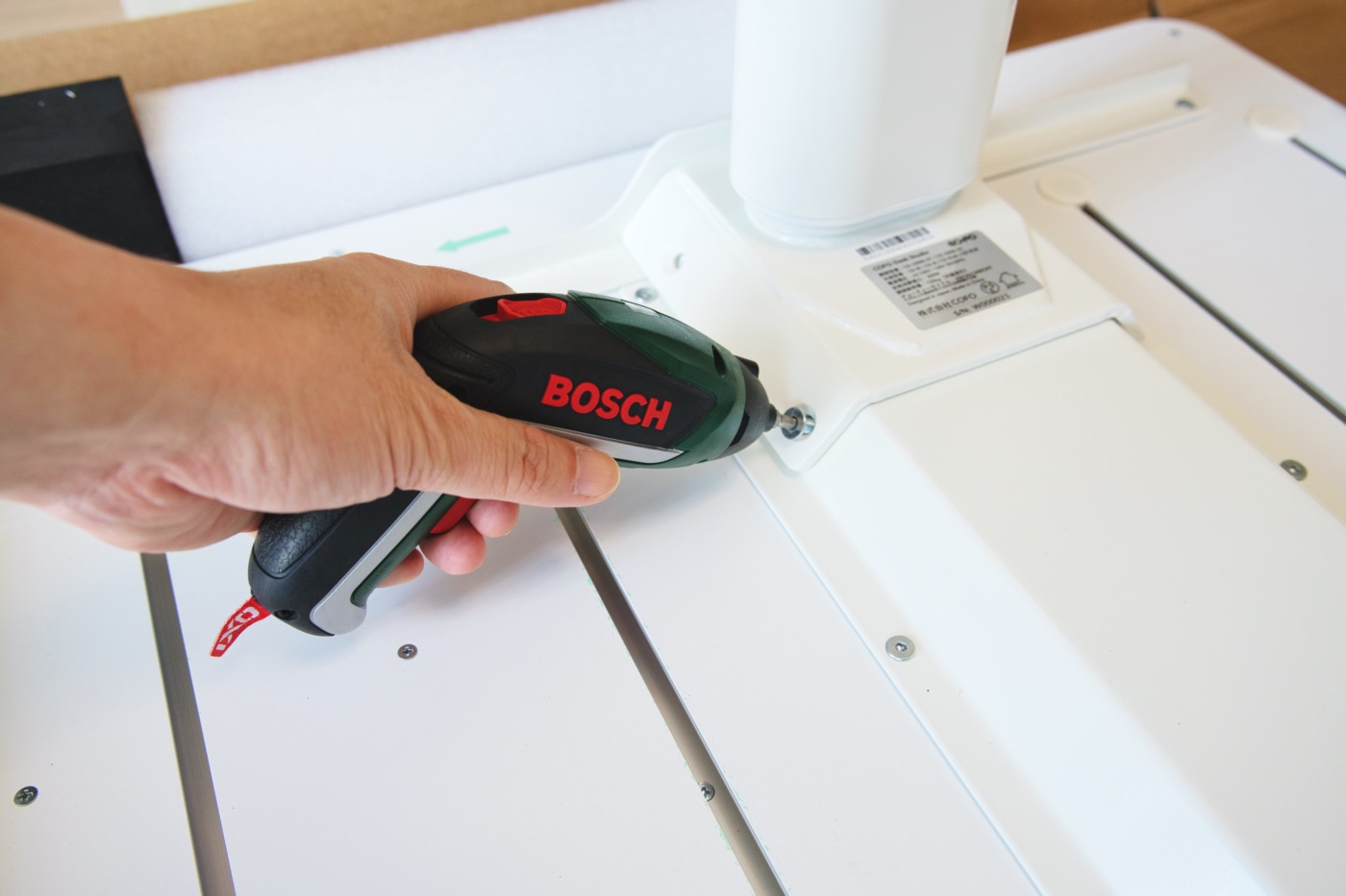 電動工具でネジを絞める様子