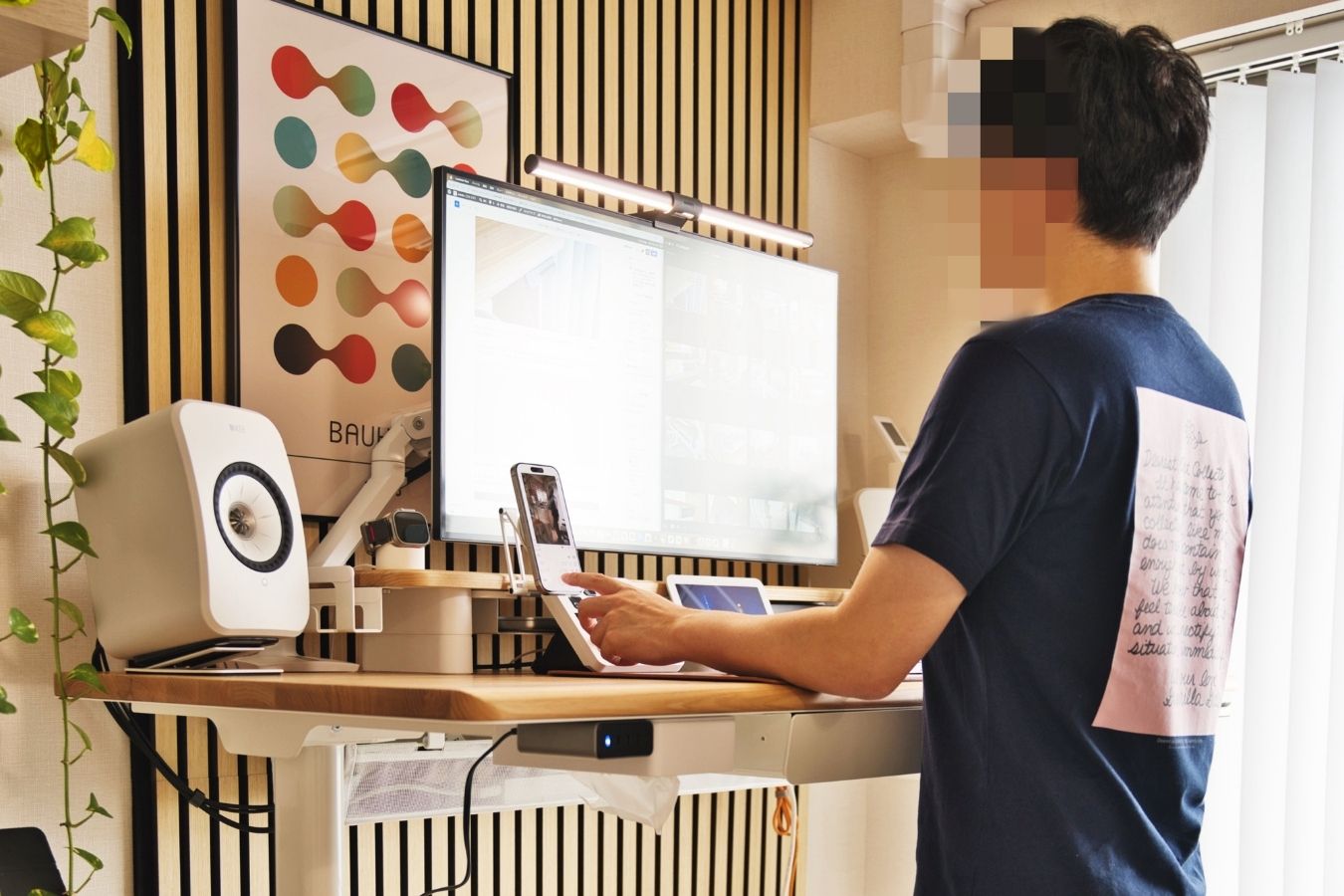 COFO Desk Studioで立ち作業をする筆者