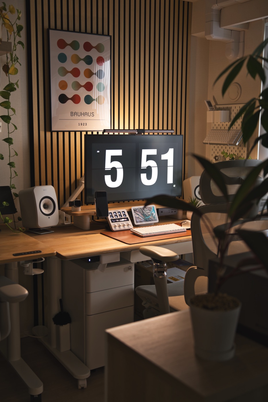 暗い部屋でスポットライトに照らされたCOFO Desk Studio