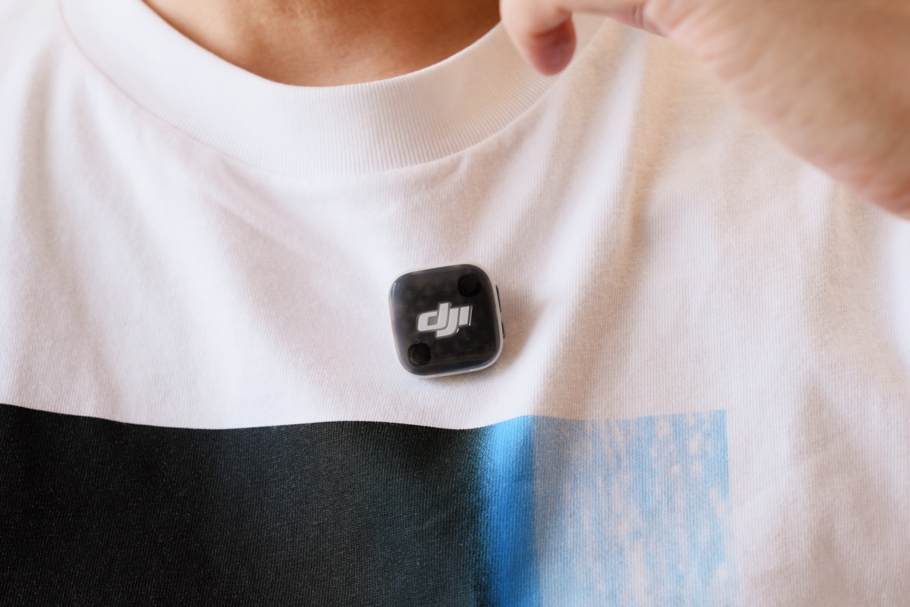 マグネットでTシャツに装着したDJI Mic Mini 2S