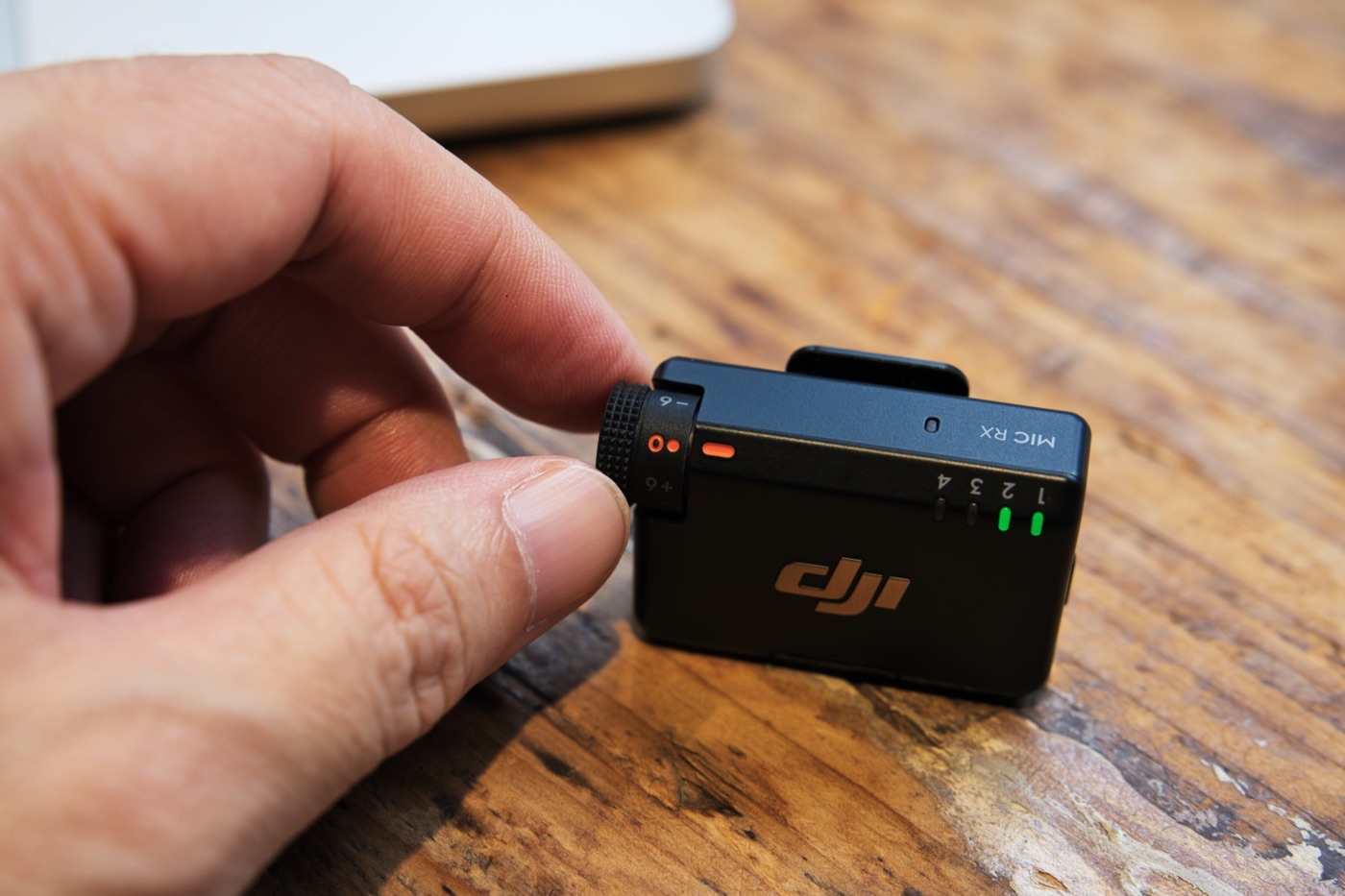 DJI Mic Mini 2Sのレシーバーのダイヤルを回す様子