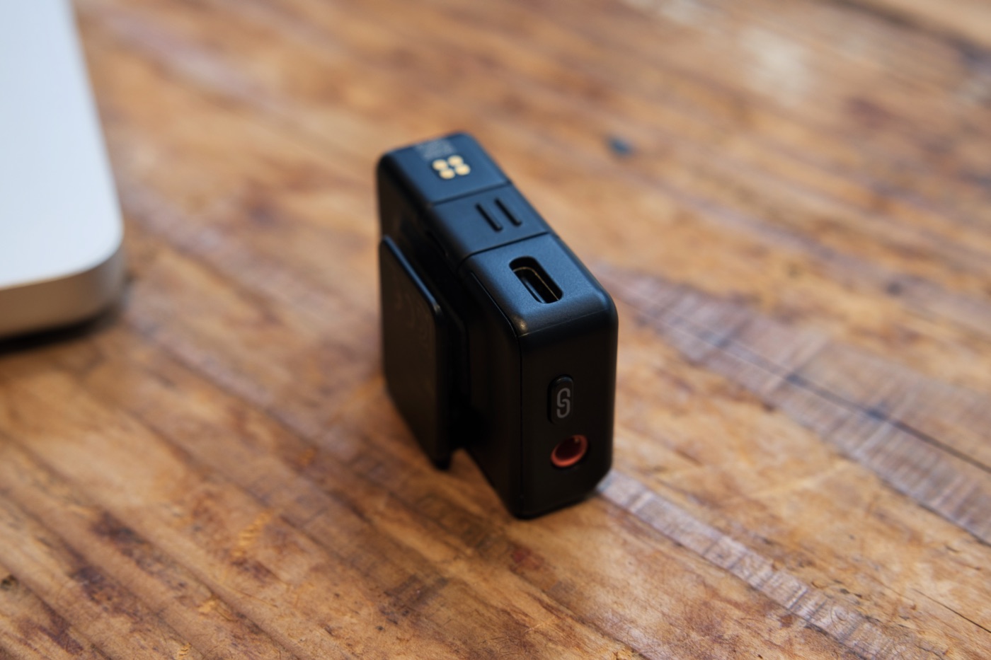 DJI Mic Mini 2SのUSB-C端子と3.5mmステレオミニ端子