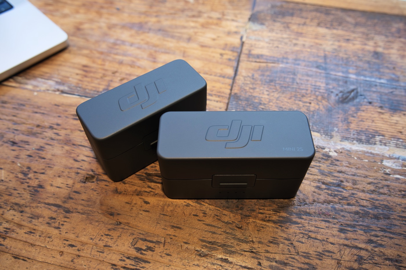 2つ並んだ、DJI Mic Mini 2SとDJI Mic Miniのケース
