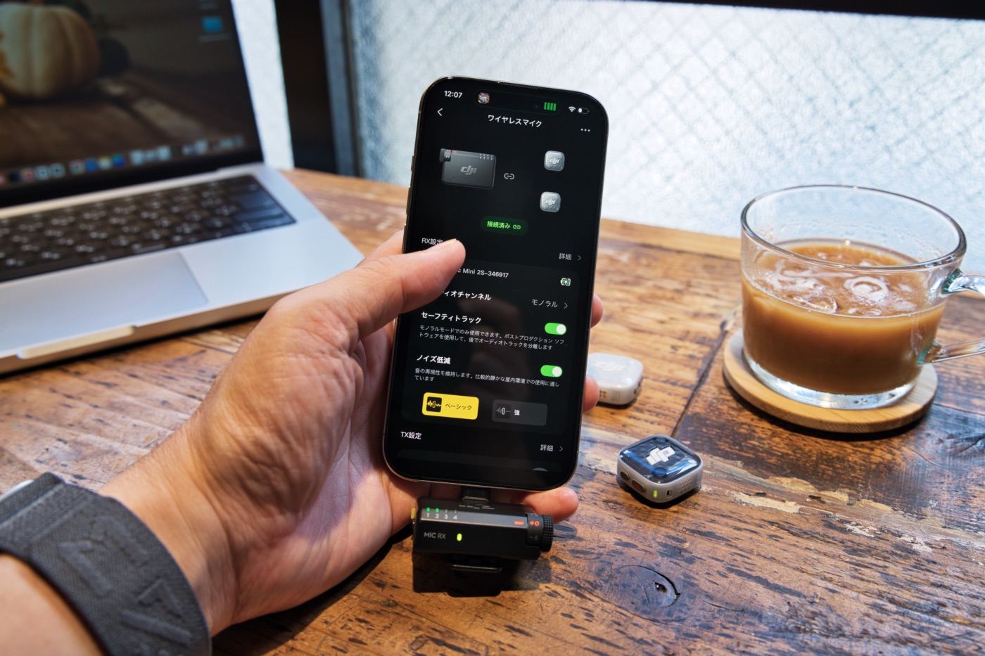 iPhoneに装着したDJI Mic Mini 2Sでトランスミッターの設定を変える様子