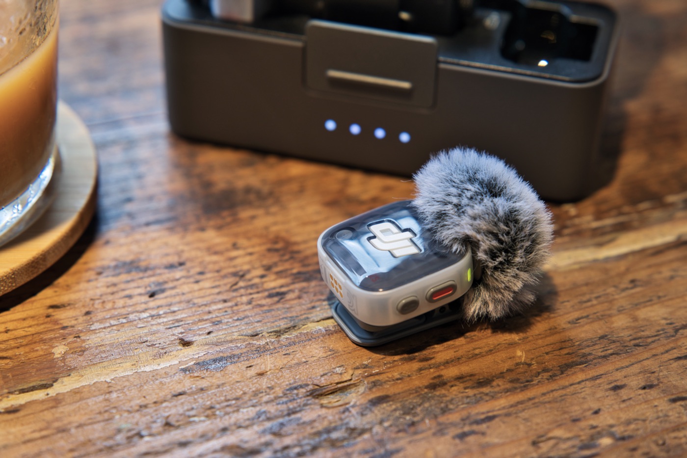 デスクに置いたDJI Mic Mini 2Sのトランスミッターと充電ケース