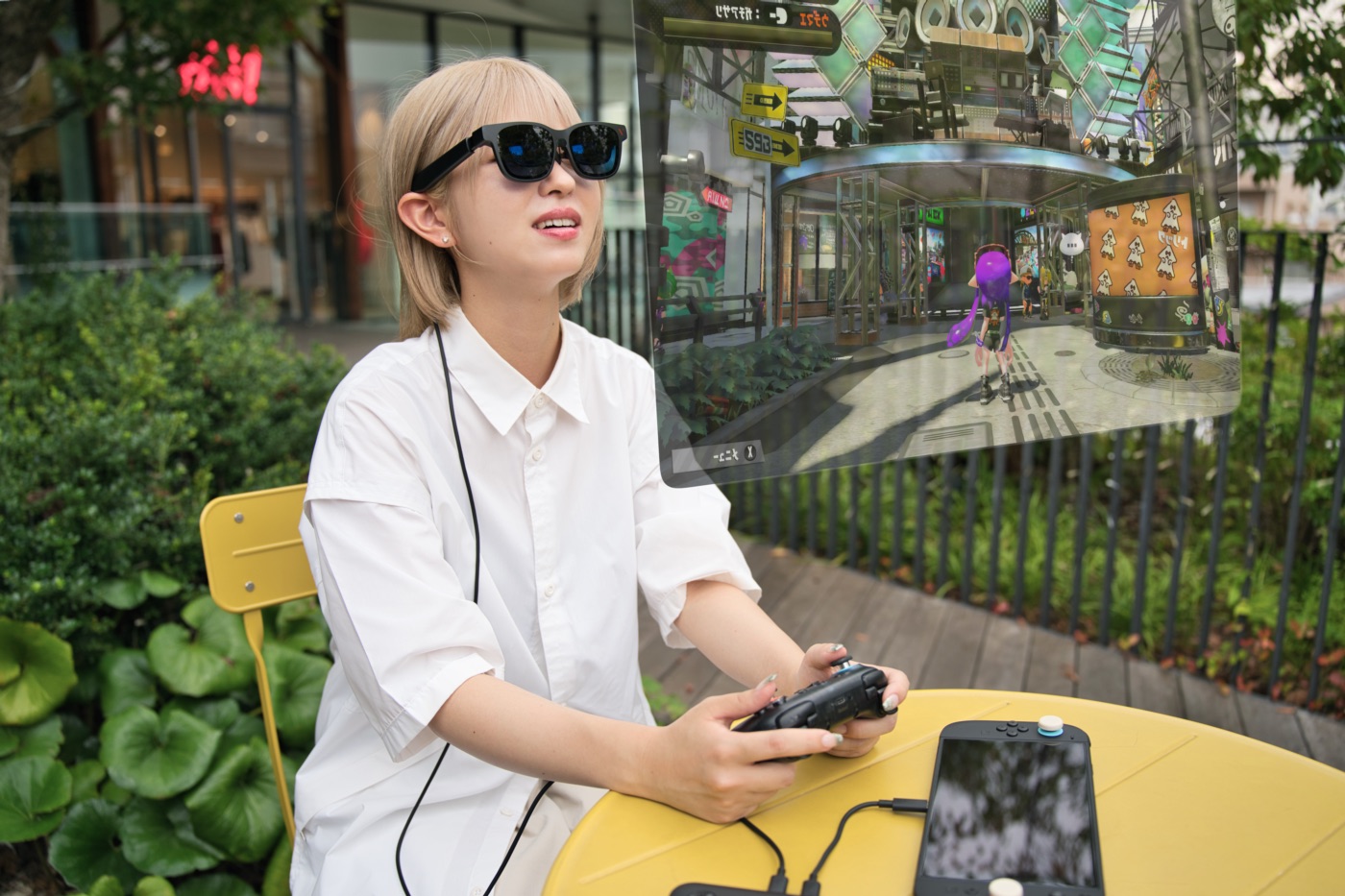 VITURE Pro 2でNINTENDO Switch2を楽しむ女性