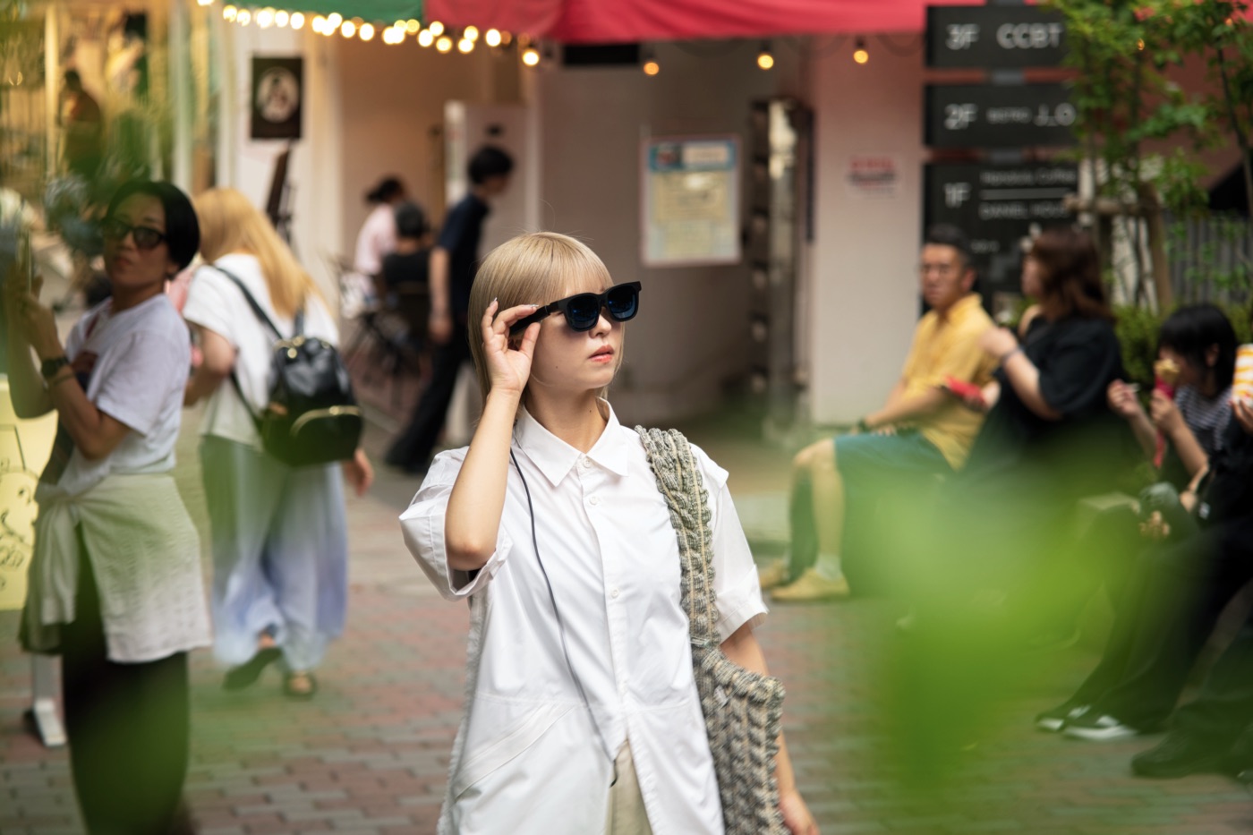 VITURE Pro 2を装着したまま街を歩く女性