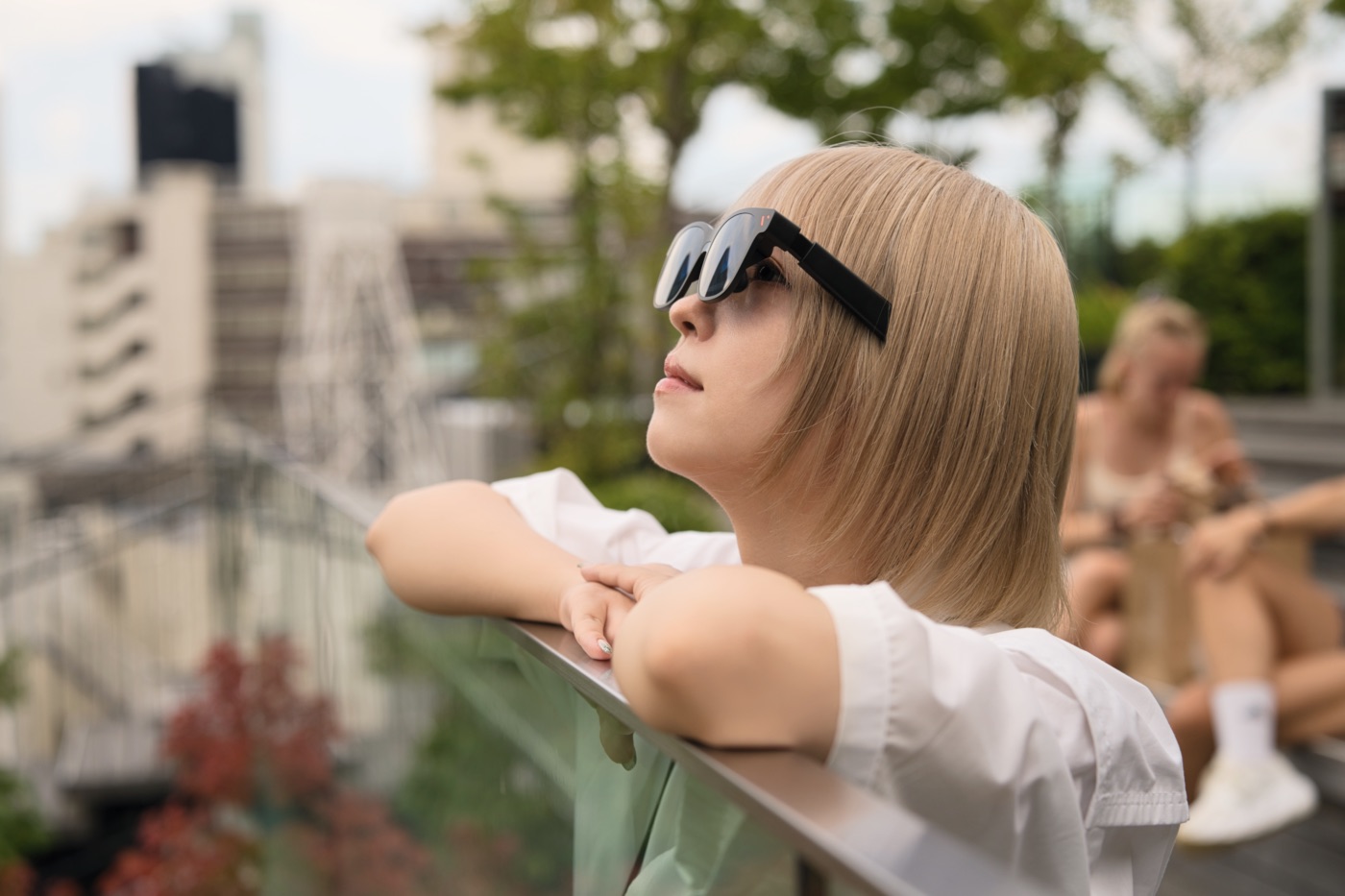 VITURE Pro 2を装着し、空を見上げる女性