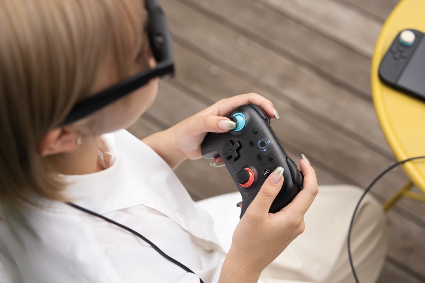 8BitDo Ultimate 2C コントローラーでゲームをする女性