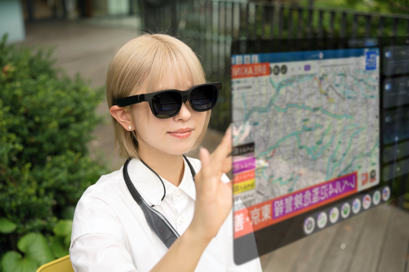 VITURE Pro ネックバンドを装着し、空間に投影された画面を操作する様子