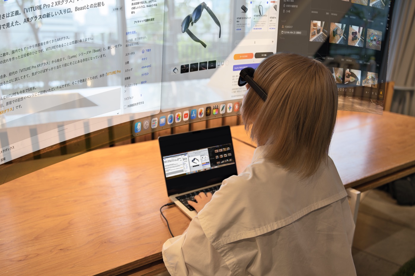 ウルトラワイドパノラマで表示されたMacBookの画面を投影する様子(イメージ合成)