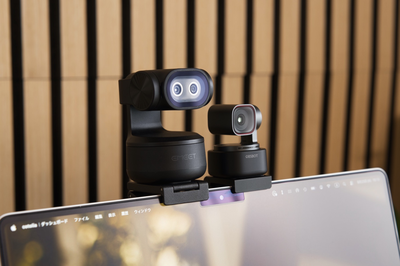 MacBookにマウントしたEMEET PIXYとOBSBOT Tiny 3