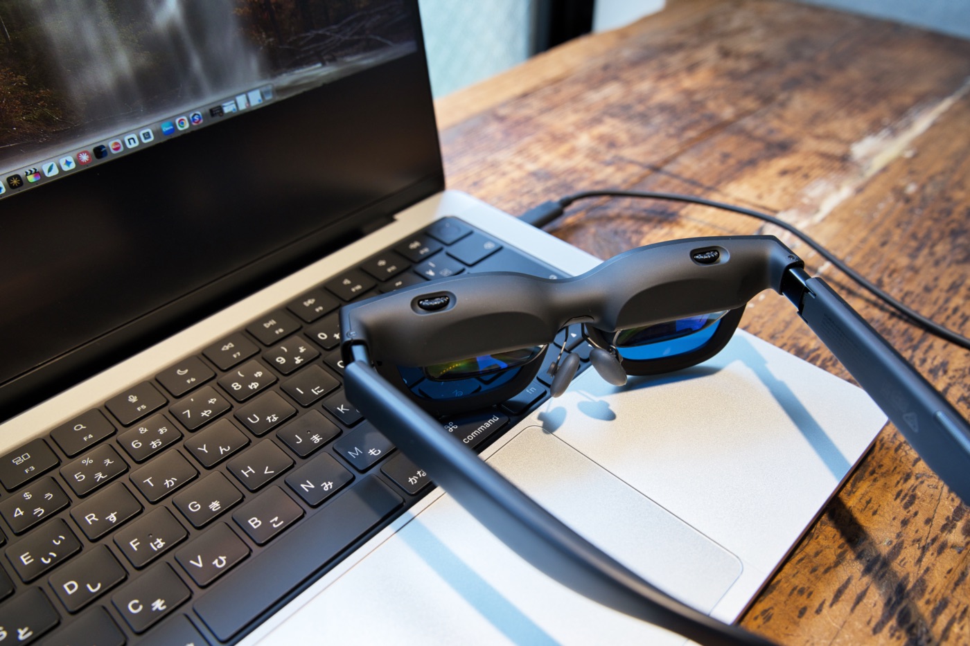 MacBook Proのキーボードに乗ったVITURE Pro 2 XRグラス