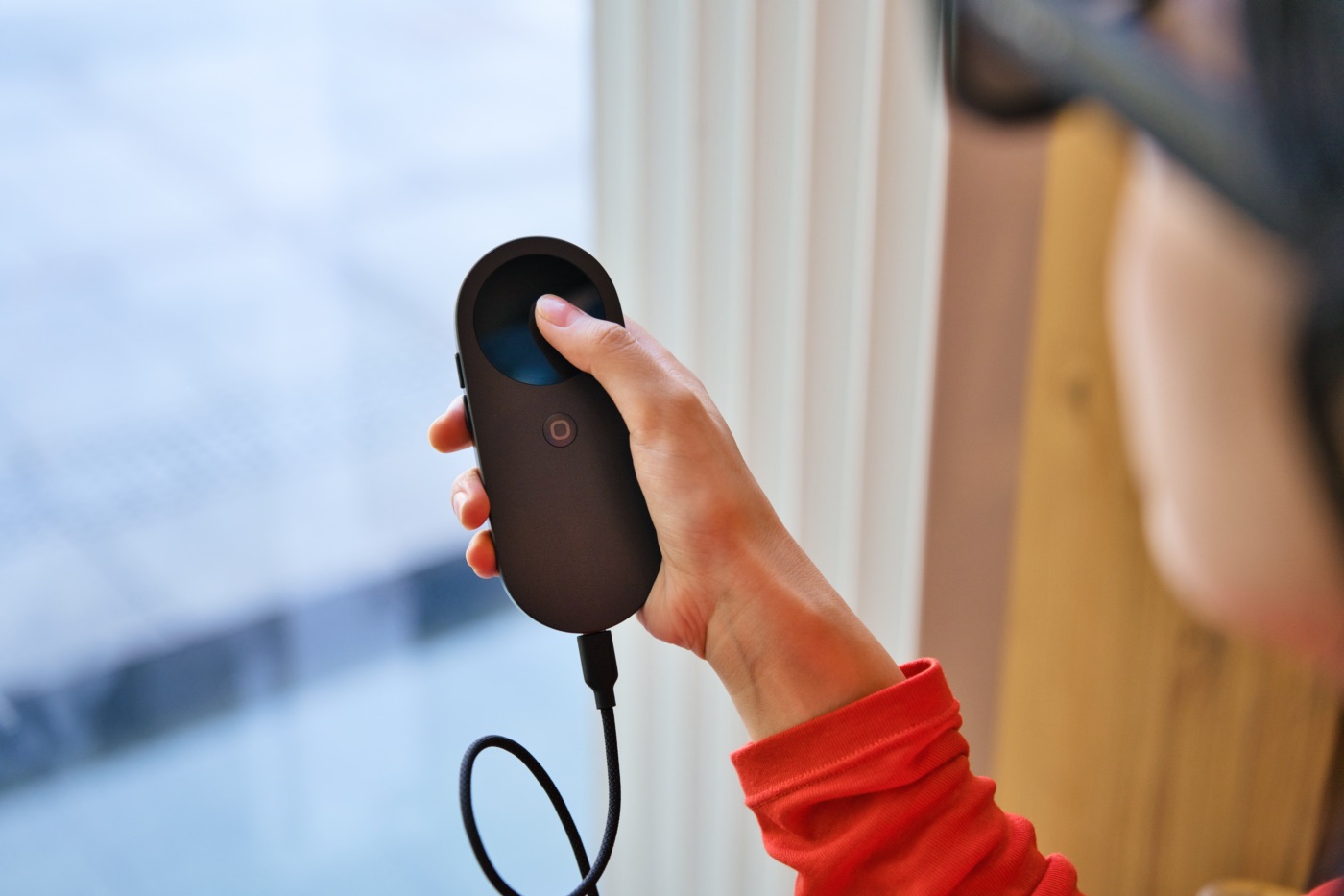 INAIR Podを操作する女性