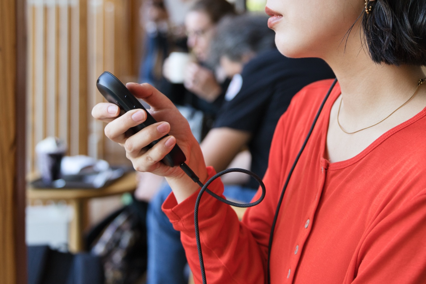 INAIR Podで空間メニューを操作する女性