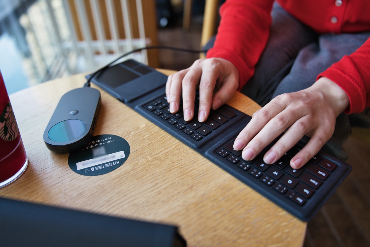 Touchboard Foldで文字入力をする女性
