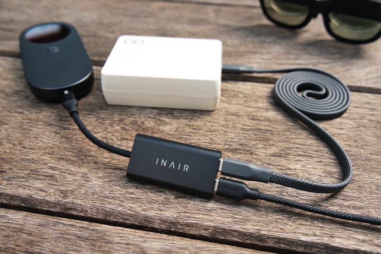 INAIR Hub経由で、モバイル充電器に接続したINAIR Pod