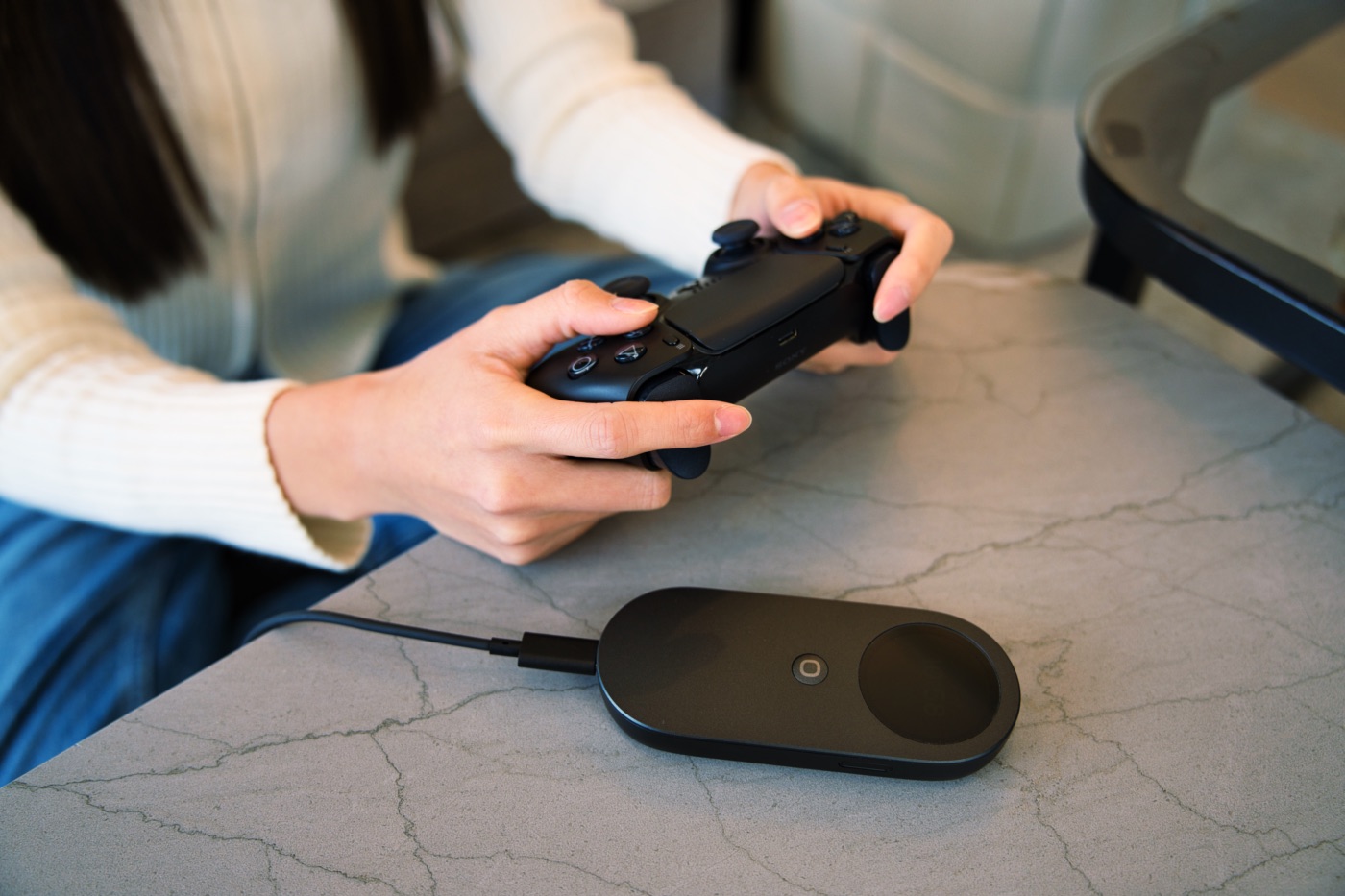INAIR PodとDualSense(PS5純正コントローラー)でゲームプレイをする様子