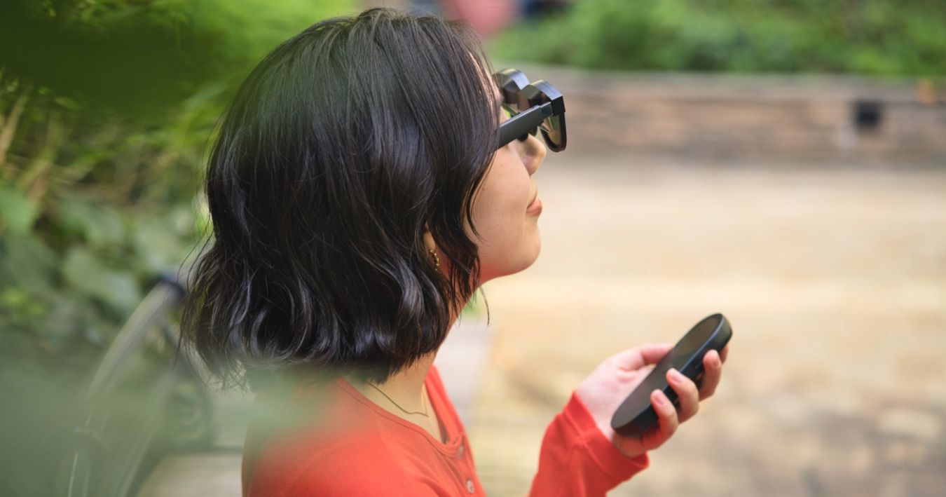 INAIR 2 ProとINAIR Podを使い公園でAR映像を楽しむ女性