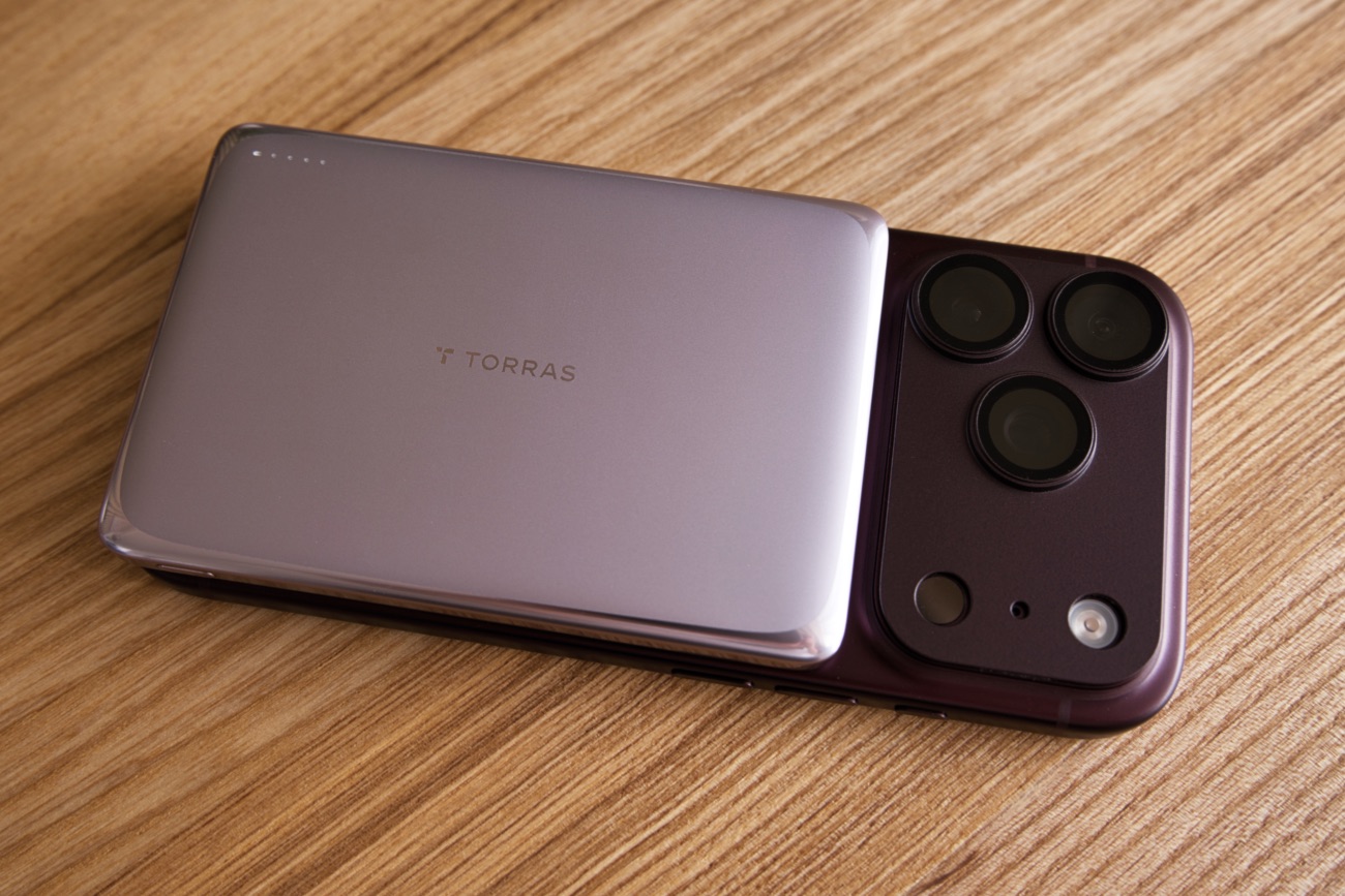 iPhone18 Pro(バーガンディ)に装着したMiniMag Pro「雲紫・パープル」