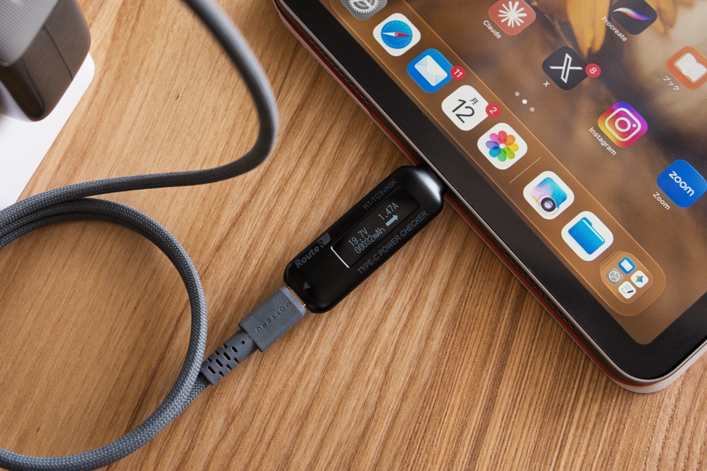 iPad Airに接続したケーブルと、「19.7V / 1.47A」と表示されたテスター