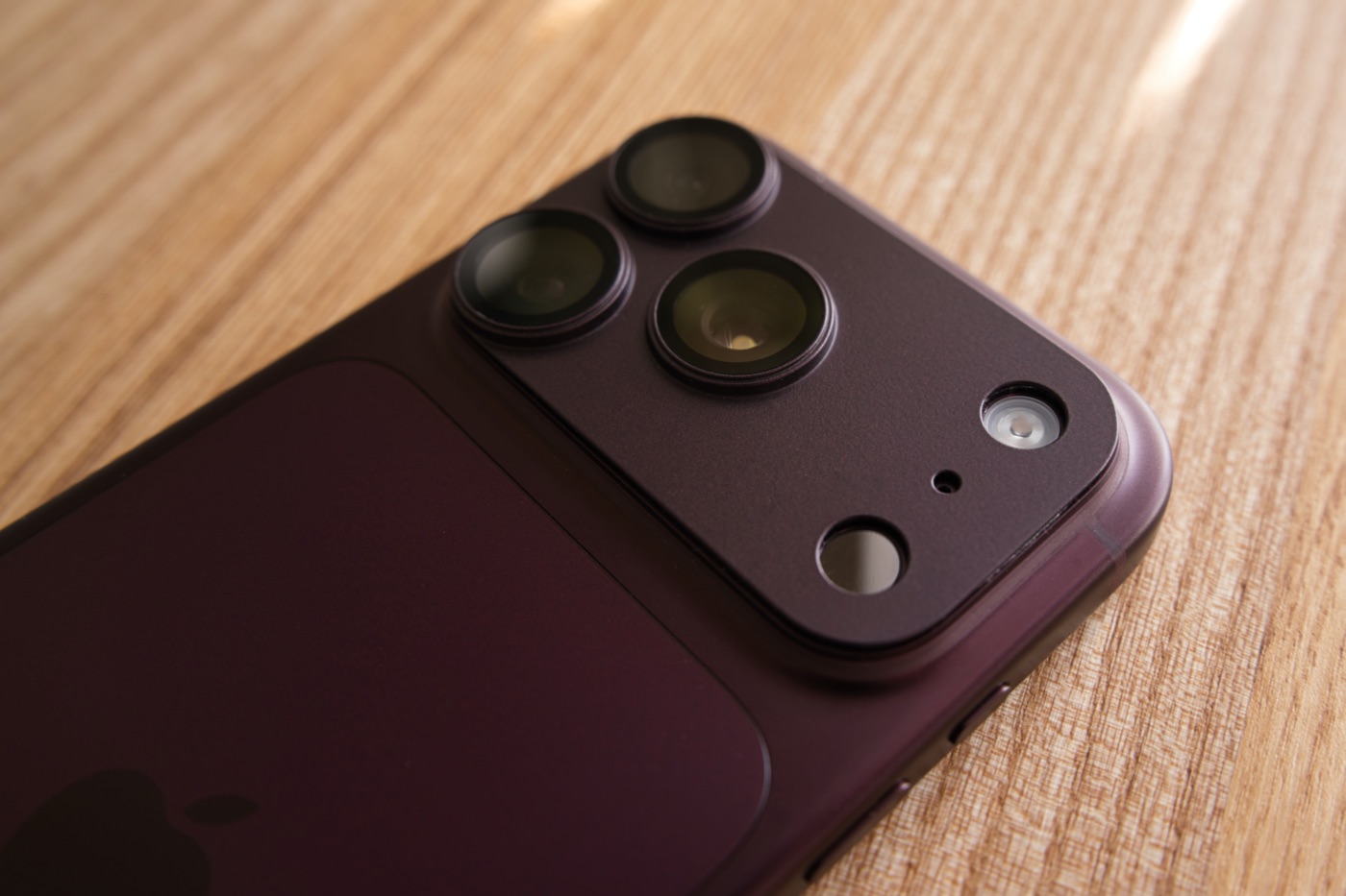 Camera Go「バーガンディ」を装着したiPhone18 Proのカメラ部分