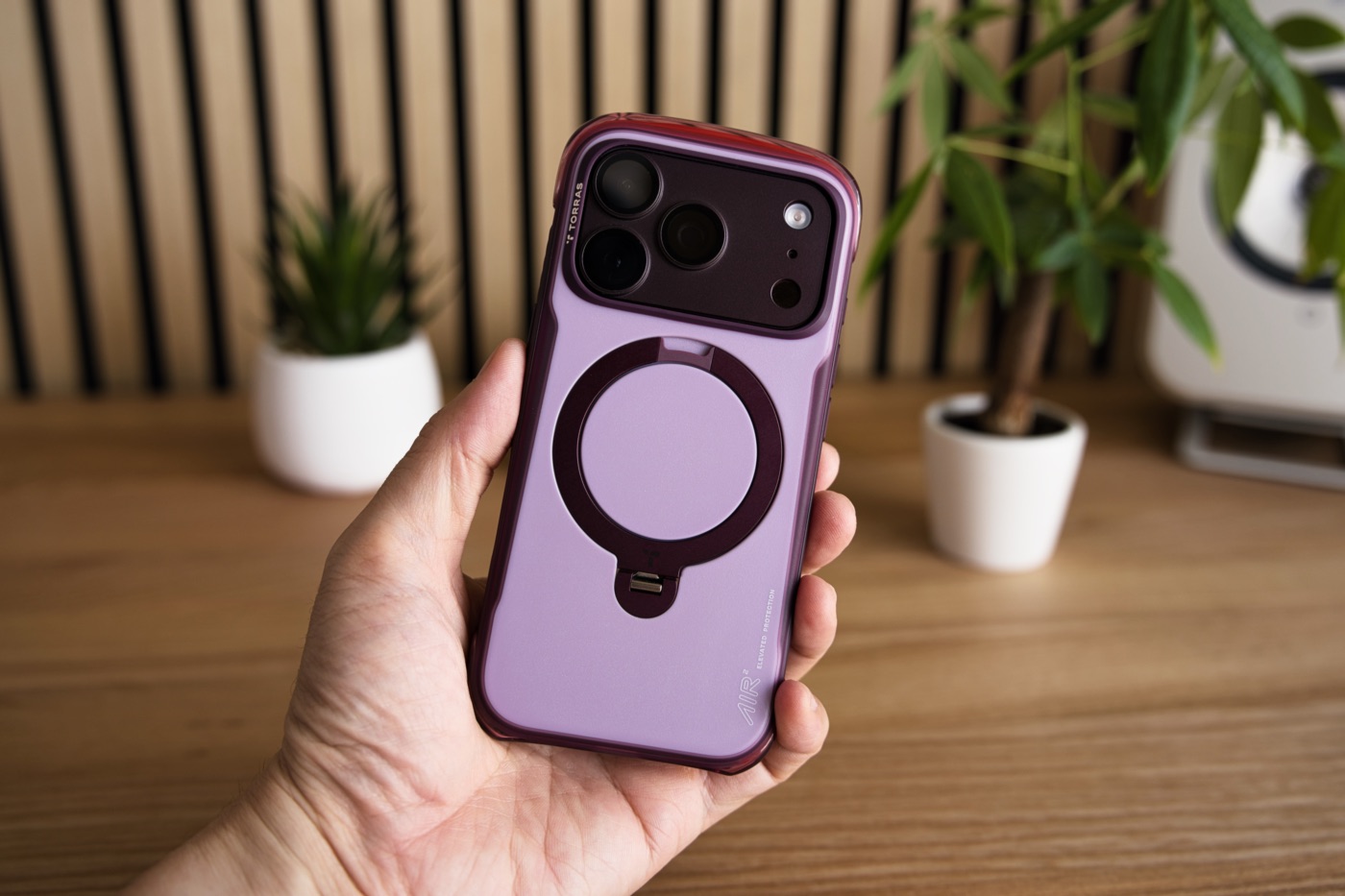 Ostand Q3 Air Pro「ハニー・ベリー」を装着したiPhone18 Pro