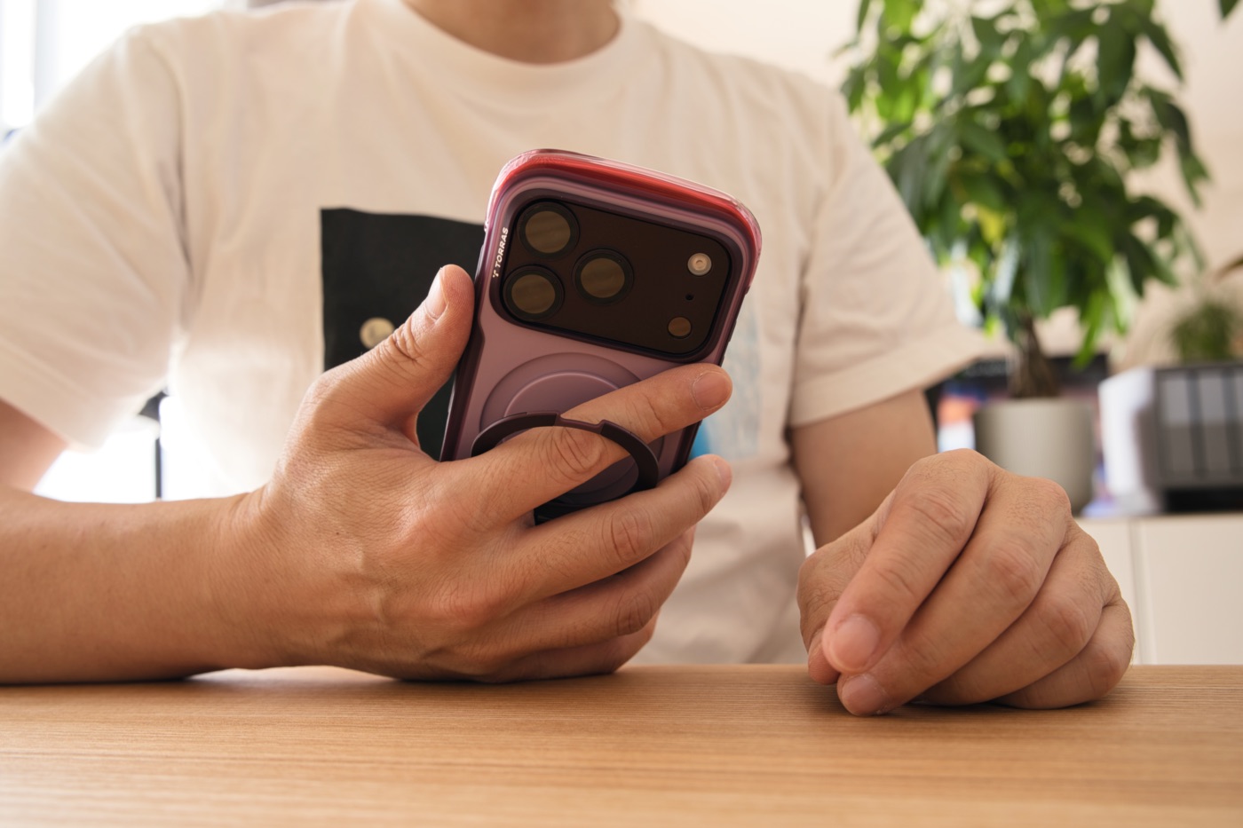 リングに指をかけてiPhone18 Proを使う様子