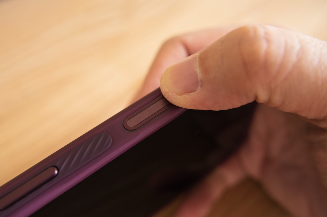 カメラボタンまで完全に覆うOstand Q3 Air Pro