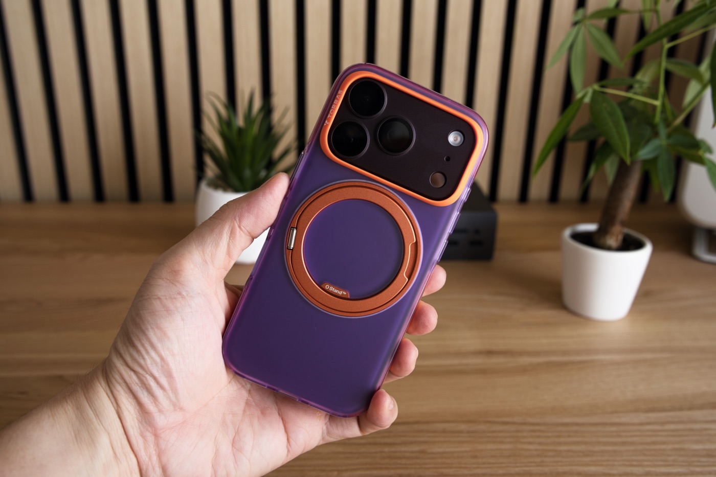Ostand O3 Hue「紫石・パープル」を装着したiPhone18 Pro